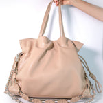 Transportadora shopper beige de la marca AV-2025-201, con diseño elegante y espacioso, ideal para accesorios y compras.