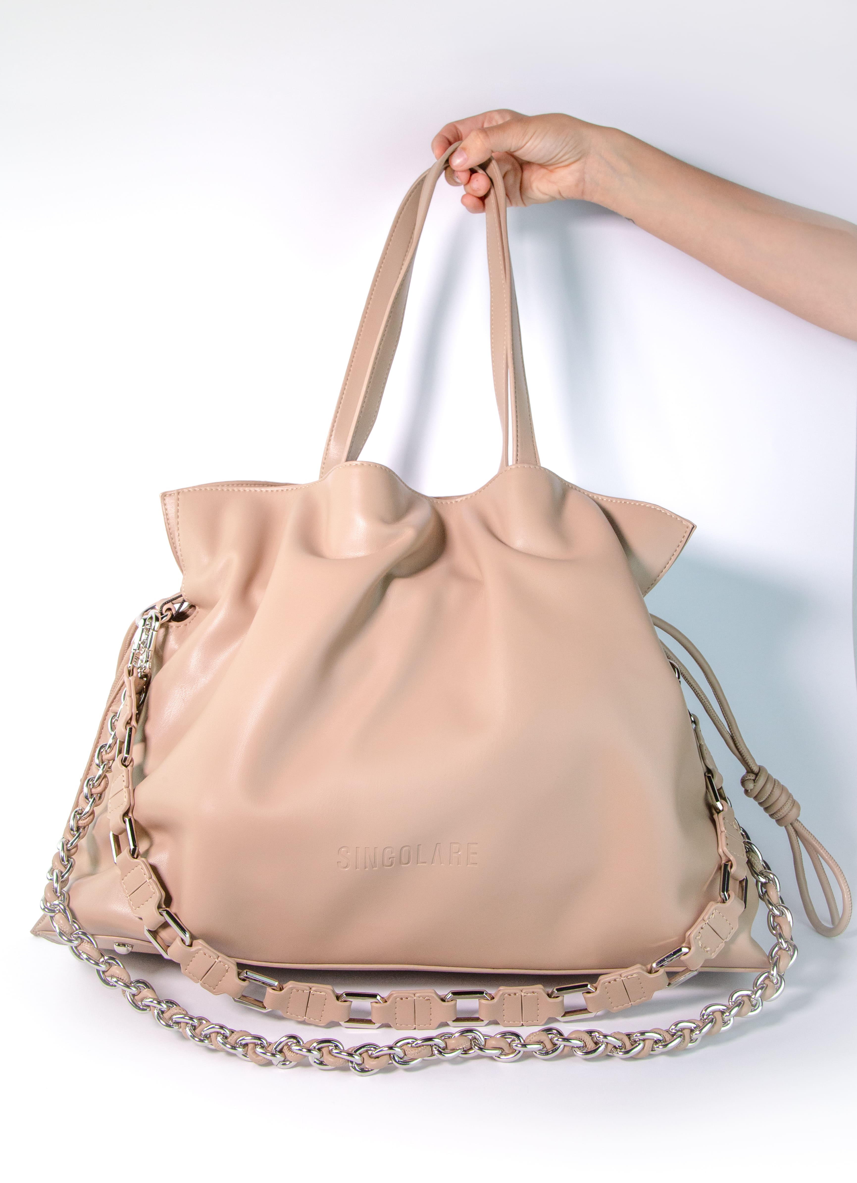 Transportadora shopper beige de la marca AV-2025-201, con diseño elegante y espacioso, ideal para accesorios y compras.