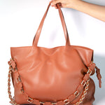 Accesorios Shopper Rock Caramel de AV-2025-202, bolso de mano con diseño único y color caramelo, visto en primer plano.