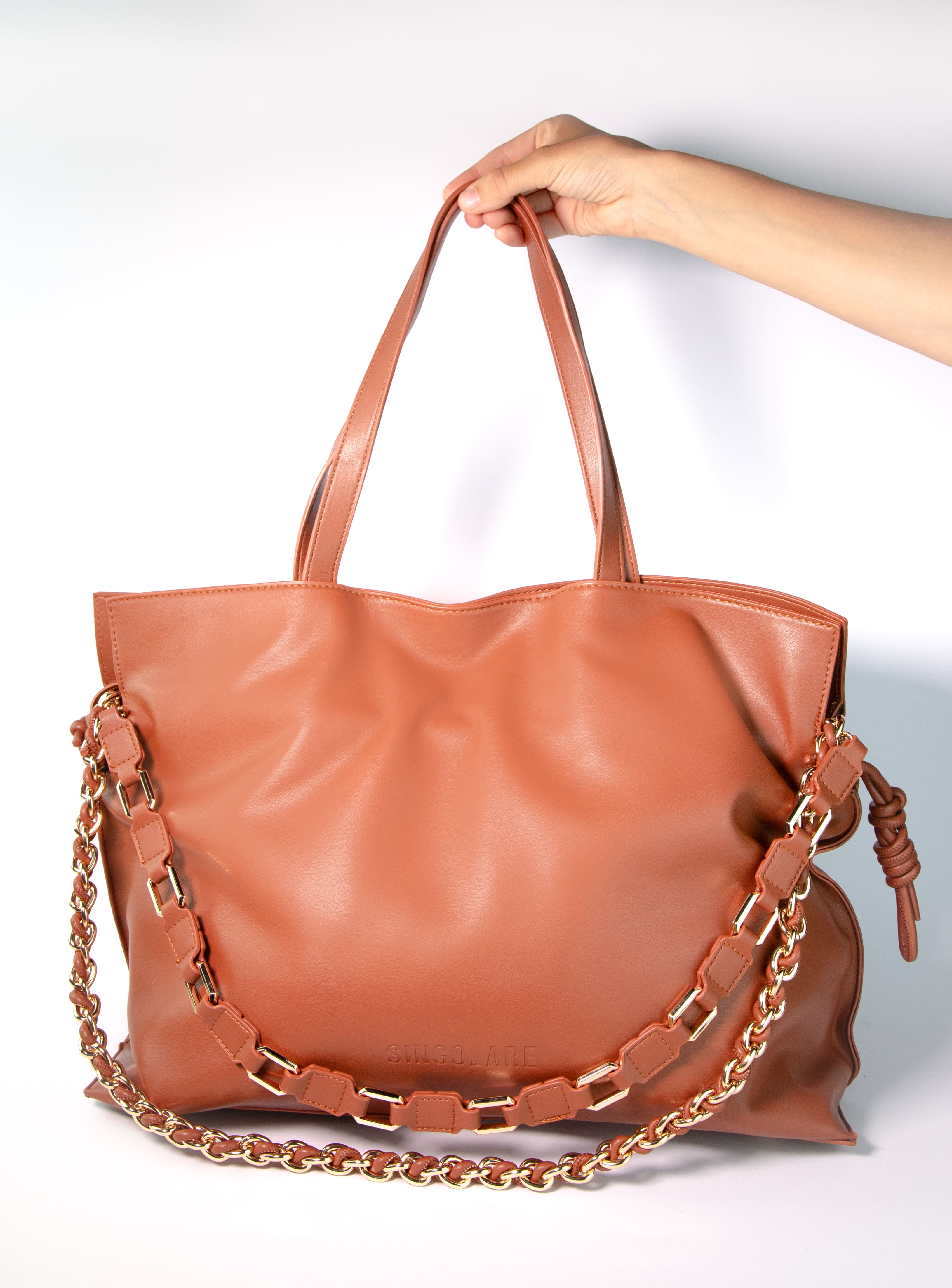 Accesorios Shopper Rock Caramel de AV-2025-202, bolso de mano con diseño único y color caramelo, visto en primer plano.