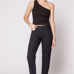 Jeans mom fit de la marca D-2024-801, estilo clásico, en color azul con detalles de costura visible y cinturilla ajustada.