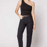 Jeans mom fit de la marca D-2024-801, estilo clásico, en color azul con detalles de costura visible y cinturilla ajustada.