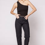 Jeans Mom Fit de la marca D-2024-801, en color azul, con corte ajustado y detalles de costuras visibles en la imagen.