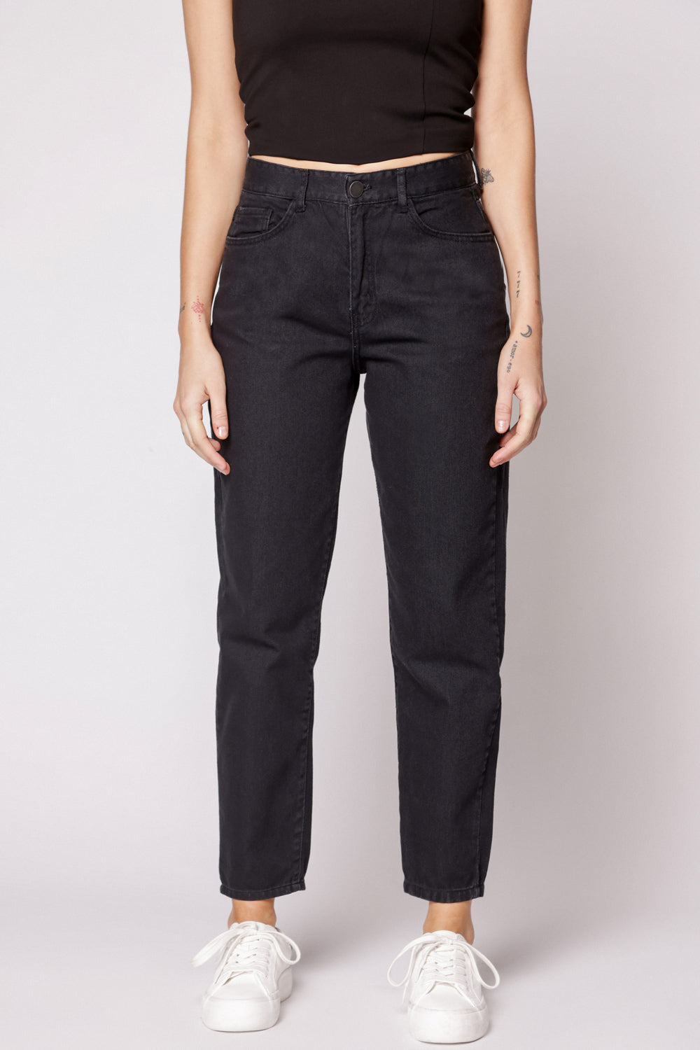 Jeans mom fit de la marca D-2024-801, con estilo clásico y corte cómodo, mostrados en la imagen sobre fondo blanco.