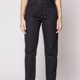 Jeans mom fit de la marca D-2024-801, con estilo clásico y corte cómodo, mostrados en la imagen sobre fondo blanco.
