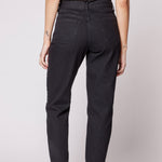 Jeans mom fit de marca D-2024-801, pantalones de mezclilla de corte recto, color azul, con detalles de costuras y bolsillos delanteros