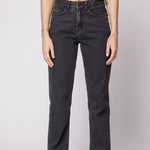 Jeans Tokio de la marca D-2024-802, pantalones vaqueros de corte clásico en color azul con bolsillos delanteros y traseros.