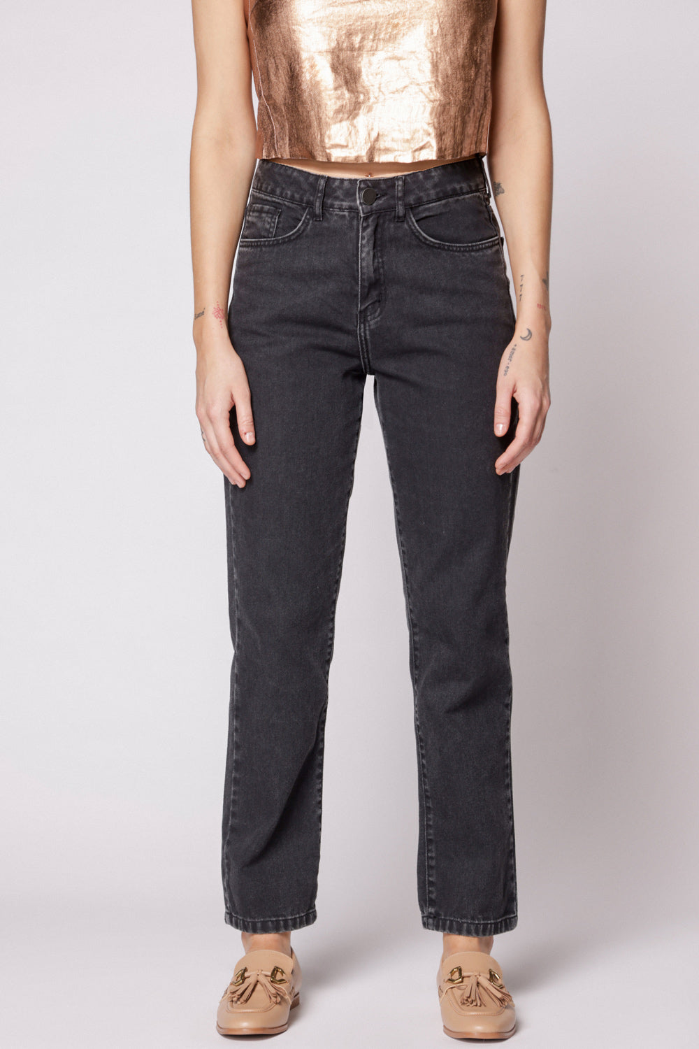 Jeans Tokio de la marca D-2024-802, pantalones vaqueros de corte clásico en color azul con bolsillos delanteros y traseros.