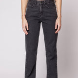 Jeans Tokio de la marca D-2024-802, pantalones vaqueros de corte clásico en color azul con bolsillos delanteros y traseros.
