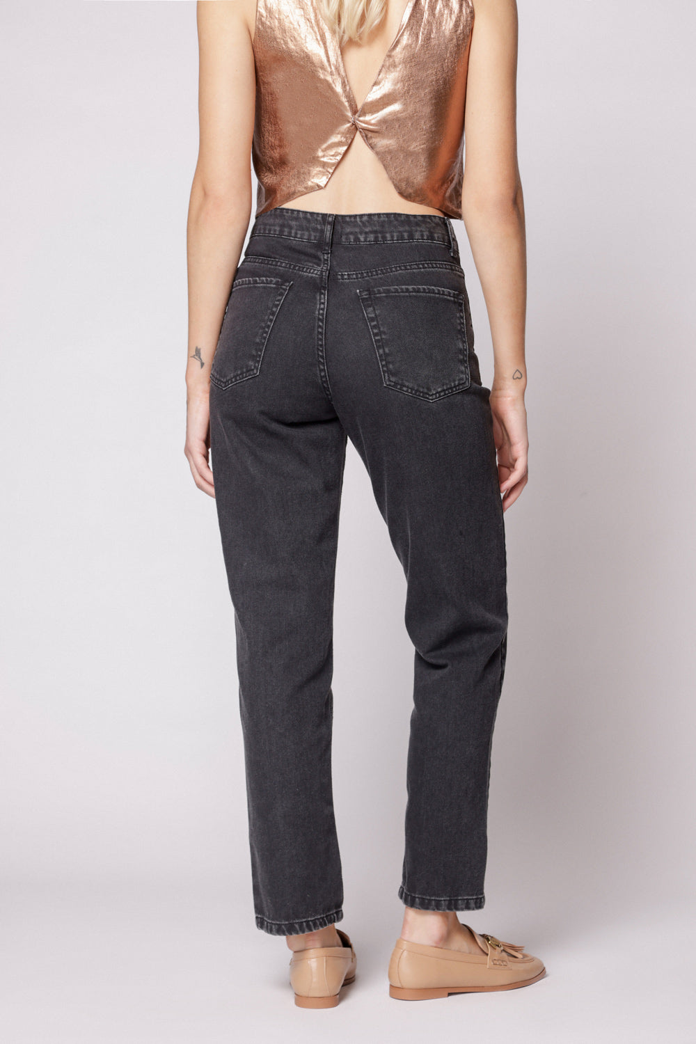 Jeans Tokio de la marca D-2024-802, pantalones vaqueros azules con estilo clásico, visibles en la imagen.