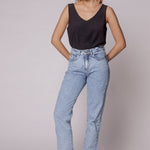 Jeans Tokio de la marca D-2024-802, en color azul, mostrando el estilo y el ajuste en la percha.