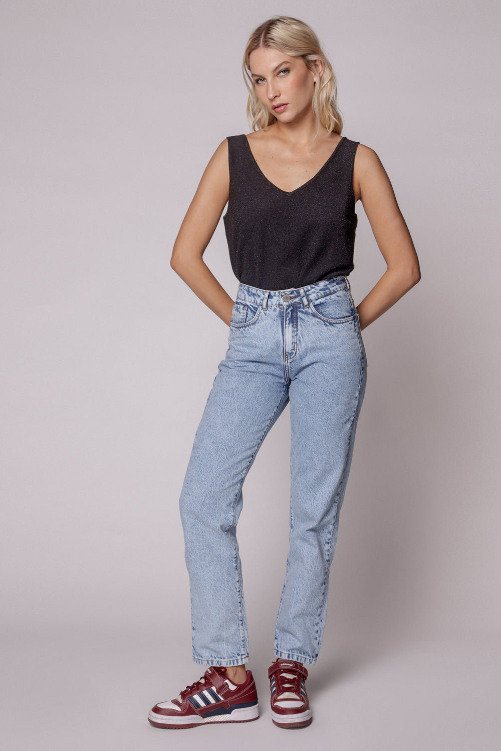 Jeans Tokio de la marca D-2024-802, en color azul, mostrando el estilo y el ajuste en la percha.