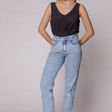 Jeans Tokio de la marca D-2024-802, en color azul, mostrando el estilo y el ajuste en la percha.
