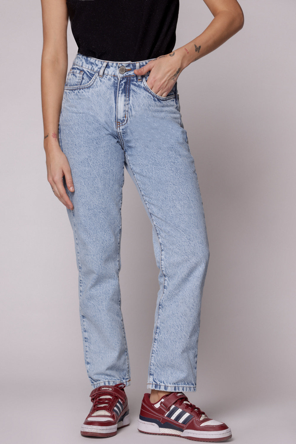 Jeans Tokio de la marca D-2024-802, pantalones vaqueros de corte recto en color azul, con bolsillos frontales y traseros.