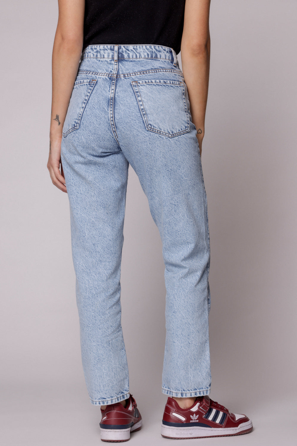 Jeans Tokio de la marca D-2024-802, pantalones vaqueros de corte clásico en color azul, con detalles de costura visibles.