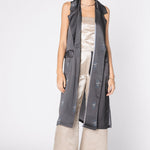 Tapado kimono Aisse de la marca FV-2025-903, en color neutro, con detalles suaves y elegante diseño para vestir con estilo.