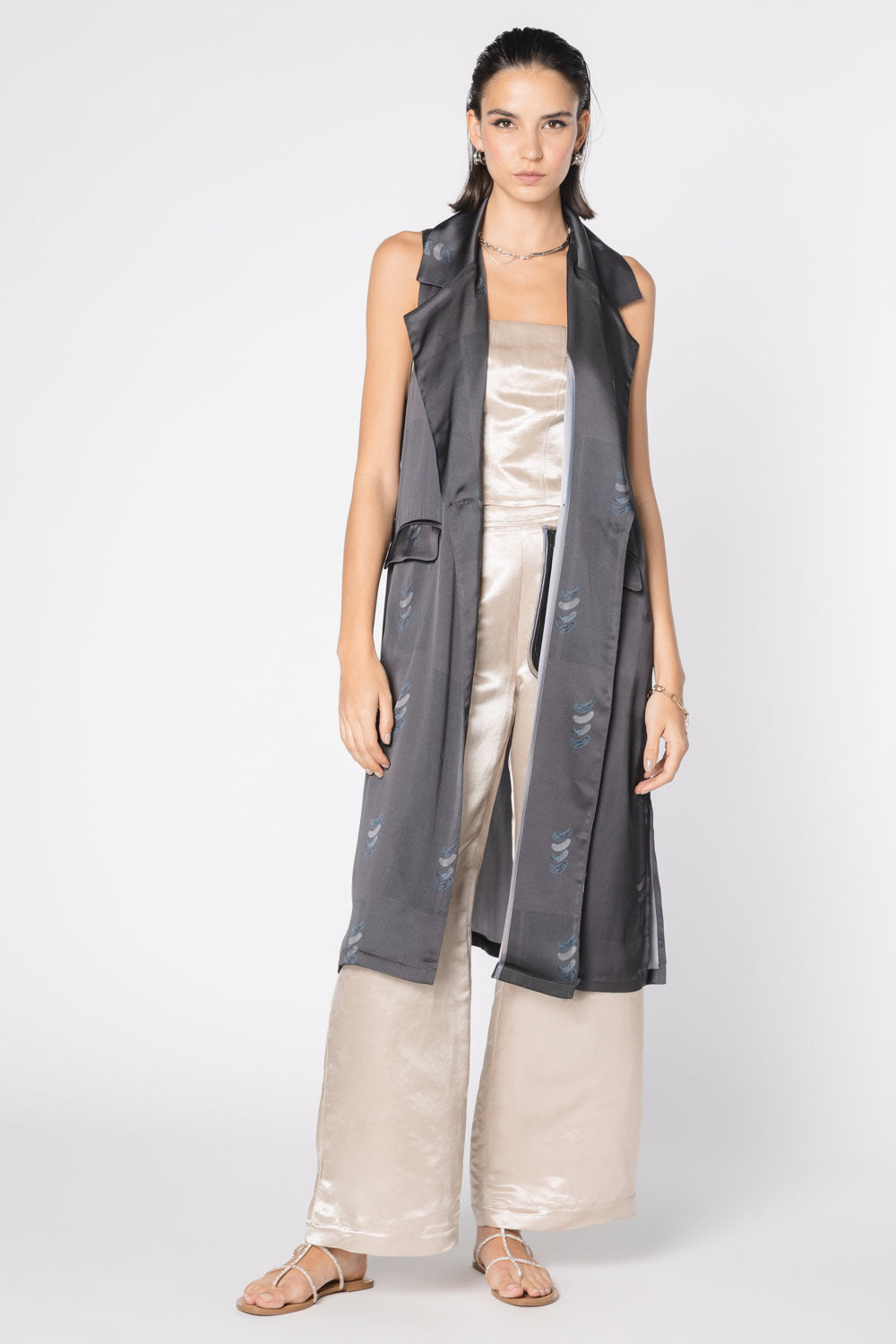 Tapado kimono Aisse de la marca FV-2025-903, en color neutro, con detalles suaves y elegante diseño para vestir con estilo.