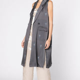 Tapado kimono Aisse de la marca FV-2025-903, color beige, con manga larga y diseño elegante, en fondo neutro.