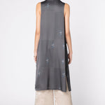 Tapado kimono Aisse de la marca FV-2025-903, en color beige, con mangas sueltas y diseño elegante para mujer.