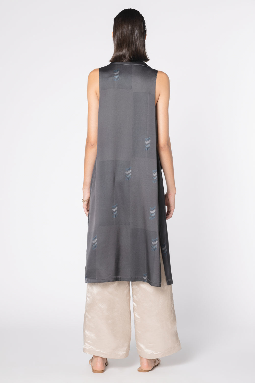 Tapado kimono Aisse de la marca FV-2025-903, en color beige, con mangas sueltas y diseño elegante para mujer.
