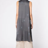 Tapado kimono Aisse de la marca FV-2025-903, en color beige, con mangas sueltas y diseño elegante para mujer.
