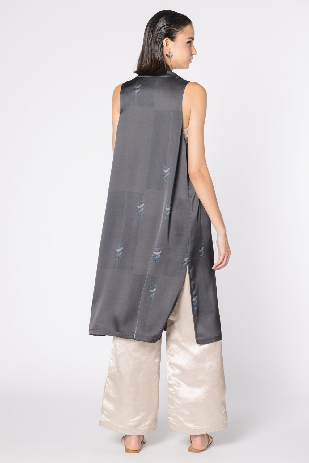 Tapado kimono FV-2025-903 Aisse en tela ligera, con diseño elegante y mangas largas, para un estilo sofisticado y cómodo.