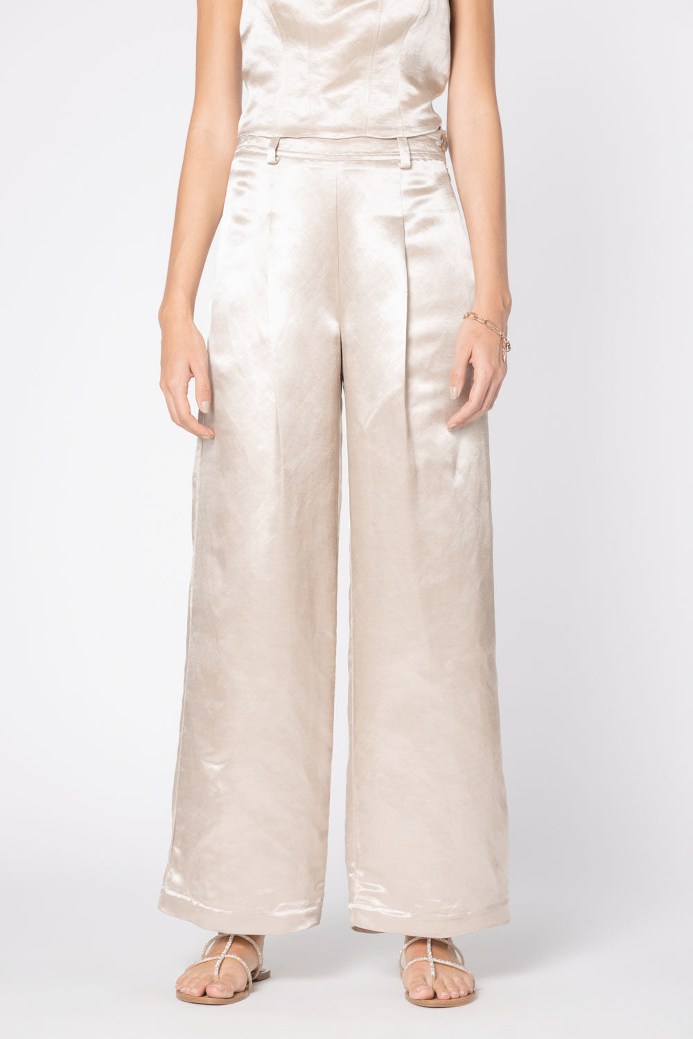 Pantalón Kirse de la marca FV-2025-803, pantalones de corte recto en color negro con bolsillos frontales y cinturilla ajustable.