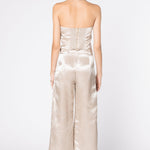 Pantalón Kirse de la marca FV-2025-803 en color oscuro, con diseño ajustado y detalles en la cintura, visible en la imagen.