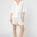Blusa Aniqa de la marca P-2025-619, con diseño elegante y tela suave, mostrada en la imagen.