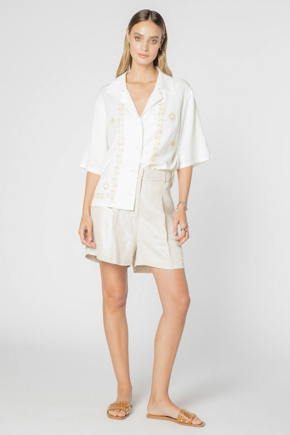 Blusa Aniqa de la marca P-2025-619, con diseño elegante y tela suave, mostrada en la imagen.