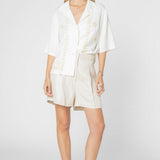 Blusa Aniqa de la marca P-2025-619, con diseño elegante y tela suave, mostrada en la imagen.