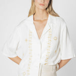 Blusa Aniqa de la marca P-2025-619, con cuello redondo y manga larga en color azul, mostrada en la imagen.