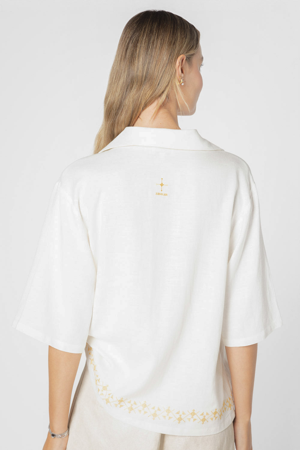 Blusa Aniqa de la marca P-2025-619, con diseño elegante en tela ligera, en color neutro, mostrada en la imagen.