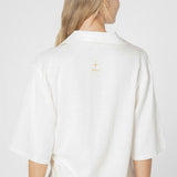 Blusa Aniqa de la marca P-2025-619, con diseño elegante en tela ligera, en color neutro, mostrada en la imagen.