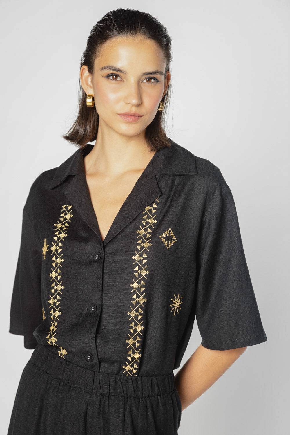 Blusa Aniqa de la marca P-2025-619 en color beige, con cuello redondo y manga larga, mostrando el diseño delantera.
