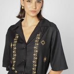 Blusa Aniqa de la marca P-2025-619 en color beige, con cuello redondo y manga larga, mostrando el diseño delantera.
