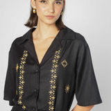 Blusa Aniqa de la marca P-2025-619 en color beige, con cuello redondo y manga larga, mostrando el diseño delantera.
