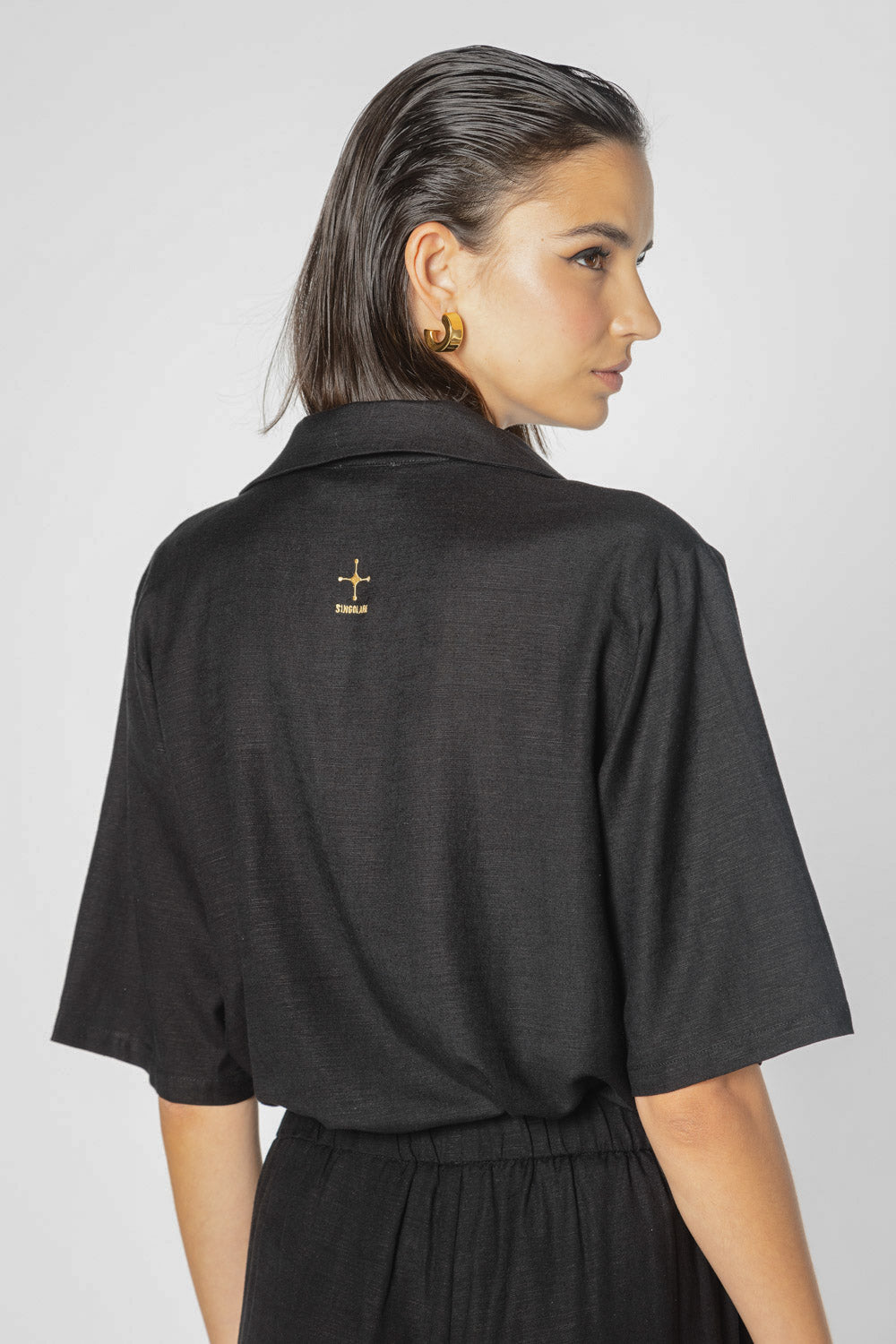 Blusa Aniqa de la marca P-2025-619 en color beige, con detalles de manga larga y diseño elegante para mujer.