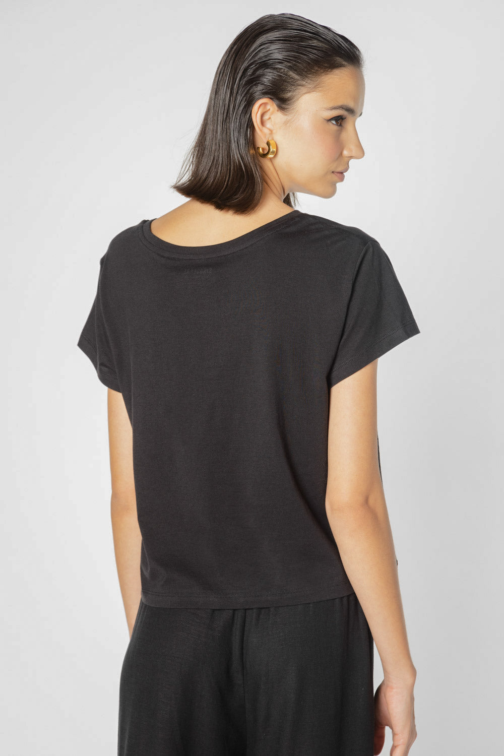 Polera Ambrosia de la marca EV-2025-500, blusa de manga larga en color rosa con detalles bordados, vista frontal.