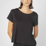 Polera Ambrosia de la marca EV-2025-500, blusa de tela suave en color neutro, con diseño moderno y cómodo.