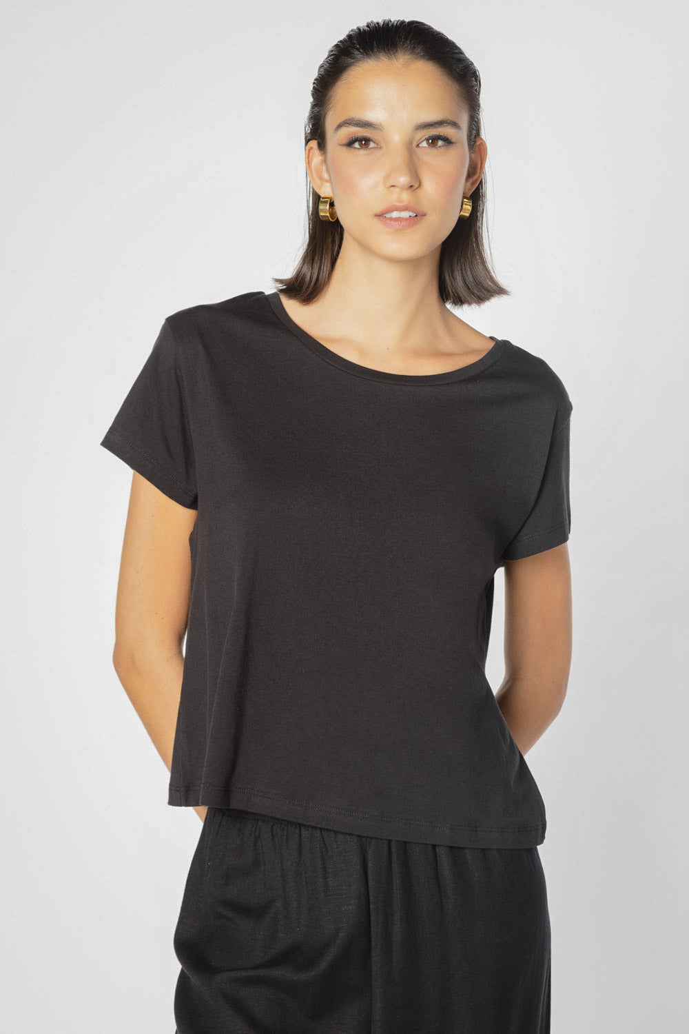 Polera Ambrosia de la marca EV-2025-500, blusa de tela suave en color neutro, con diseño moderno y cómodo.