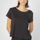 Polera Ambrosia de la marca EV-2025-500, blusa de tela suave en color neutro, con diseño moderno y cómodo.