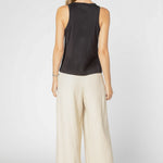 Blusa top Tanner de la marca EV-2025-504 en color neutro, con diseño sencillo y elegante, ideal para looks casuales y modernos.