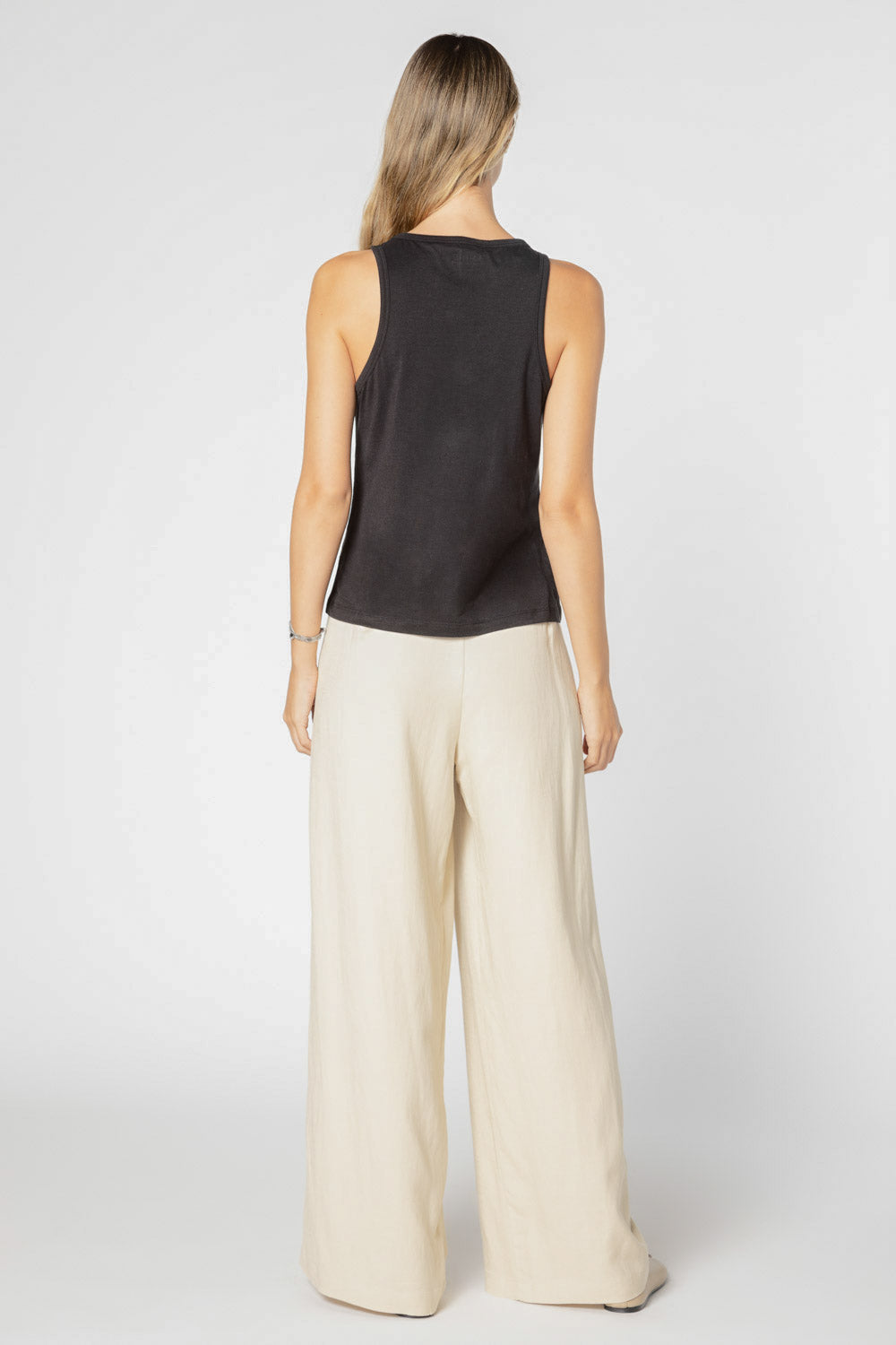 Blusa top Tanner de la marca EV-2025-504 en color neutro, con diseño sencillo y elegante, ideal para looks casuales y modernos.