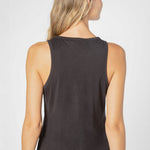 Blusa Top Tanner de la marca EV-2025-504 en color neutro, con diseño de manga larga y cuello redondo, visible en la imagen.
