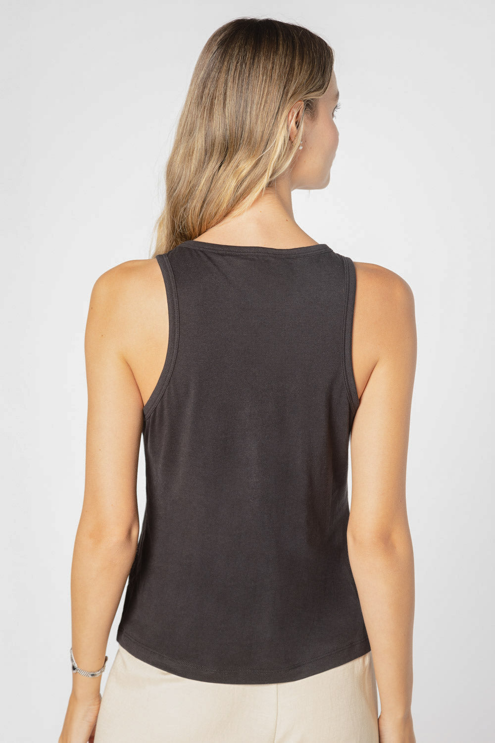 Blusa Top Tanner de la marca EV-2025-504 en color neutro, con diseño de manga larga y cuello redondo, visible en la imagen.