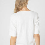 Polera Cassie Crudo de la marca EV-2025-501, vista frontal, con diseño simple y cuello redondo en color crudo.