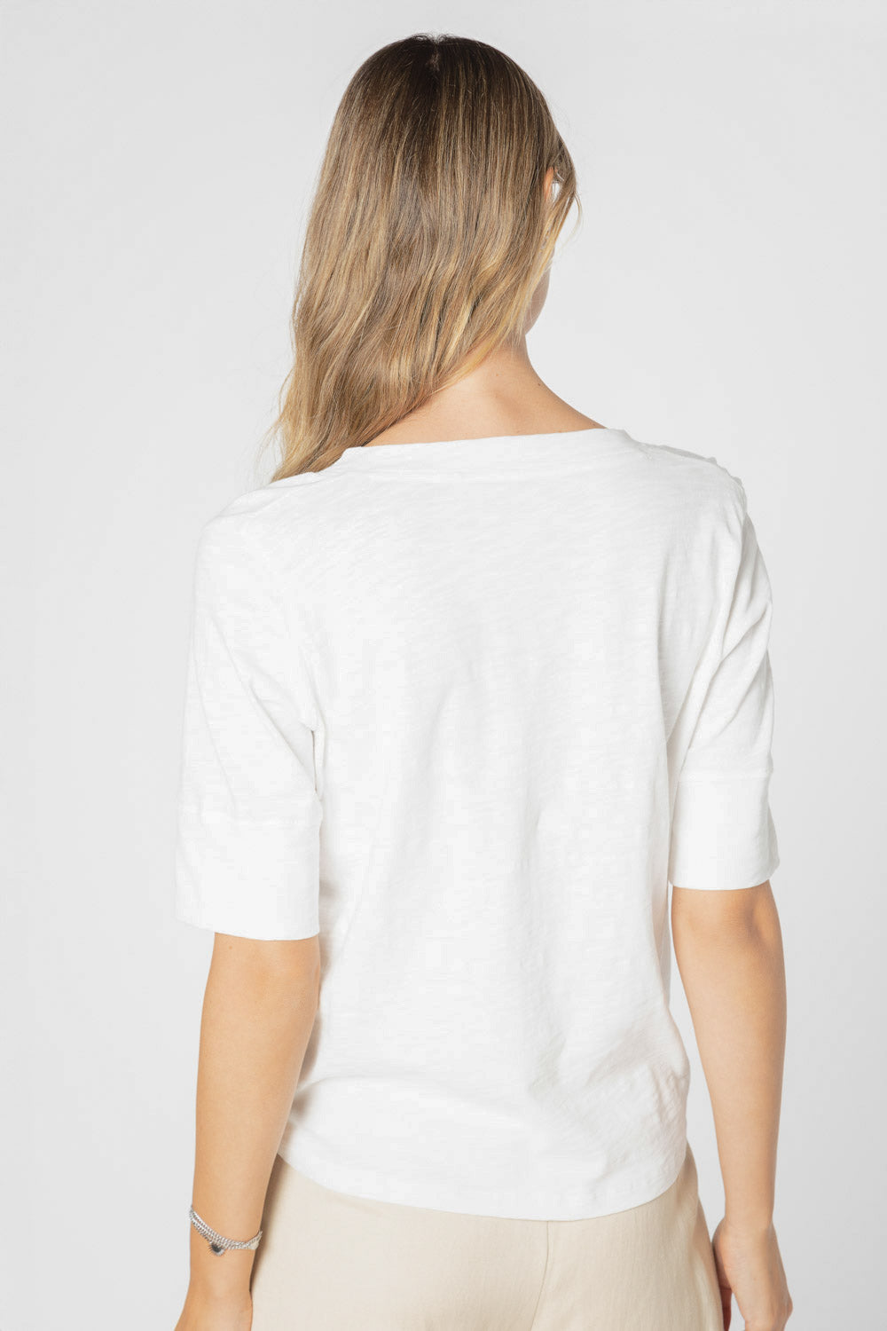 Polera Cassie Crudo de la marca EV-2025-501, vista frontal, con diseño simple y cuello redondo en color crudo.