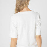 Polera Cassie Crudo de la marca EV-2025-501, vista frontal, con diseño simple y cuello redondo en color crudo.