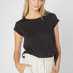 Blusa polera Francesca de la marca EV-2025-502, con diseño moderno y corte cómodo, en color neutro, vista frontal.